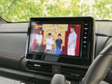 テレビ番組を画面で楽しめる装備です。停車中の待ち時間にも映像を視聴でき、車内で過ごす時間を有効に活用できます。お出かけ先での休憩など、幅広い場面で活躍します。