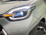 【LEDヘッドライト】悪天候や夜間走行時も良好な視界を確保し安心して運転できる高輝度LEDヘッドライトを装備!点灯速度が早く、消費電力も抑えられています。