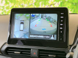 後方の映像に加え、車両周辺を見渡す表示もあり、駐車時に周囲を確認する際に便利です。画面上の目安線も備わり、車庫入れや駐車スペースへの出入りをサポートします。