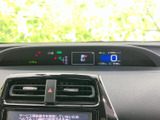速度やシフト位置などの情報を、運転席から確認しやすい位置に表示します。必要な表示がまとまり、走行中も視線を大きく移さずに車両の状況を把握しやすい構成です。