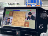 テレビ番組をモニターに表示でき、停車中の待ち時間を過ごす際にも活用できます。画面上で映像を確認できる装備が備わり、移動の合間に気分転換したい場面にも便利です。