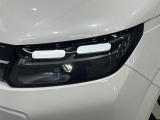 【LEDヘッドライト】悪天候や夜間走行時も良好な視界を確保し安心して運転できる高輝度LEDヘッドライトを装備!点灯速度が早く、消費電力も抑えられています。