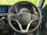 手元に各種スイッチを備え、運転姿勢を保ちながら操作しやすい仕様です。メーターや前方を見ながら必要な機能にアクセスでき、日常の運転を快適にサポートします。