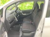 前席は運転席と助手席が並び、落ち着いた色合いでまとめられています。足元まで見通しやすく、乗り降りの際にも座席まわりの広さを感じていただける室内空間です。