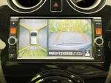 狭い場所での駐車も安心。後方の状況をクリアに映し出し、安全な運転をサポートします。