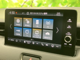 車両設定や交通情報、テレビなど複数のメニューを一覧で確認でき、使いたい項目を探しやすい画面です。各種設定をまとめて扱え、日常の操作にも便利にお使いいただけます。