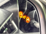 【ブラインドスポットモニター】走行中、ドアミラーの死角になりやすい箇所に後続車が接近するとサイドミラーのレンズに警告を表示!ドライバーに注意喚起をしてくれます。