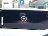【10.25インチマツダコネクト】車内の雰囲気にマッチした大型ディスプレイ。スマホ接続でのナビ使用やBluetooth再生等、様々な機能が楽しめます。直感的なダイヤル操作が可能で、使い勝手も良好です。