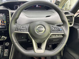 握りやすいステアリングは、運転操作をスムーズにします。オーディオやハンズフリー通話など、便利な機能も搭載しています。