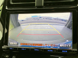 後方の様子を画面で確認でき、ガイド線も表示されます。駐車時に車両周辺を見ながら位置を調整できるため、後退時の安全確認をサポートする便利な装備です。