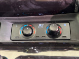 【シートヒーター&ベンチレーション】夏場は涼しい風でお尻や背中の熱やムレを防ぎ、冬はエアコンよりも早く温まってポカポカに!季節を問わず快適に過ごせます。