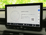地図表示に加えて方位や現在地に関する情報も確認できる画面です。ナビゲーションを活用した目的地までのルート確認に役立ち、行き先を探す際にも便利にお使いいただけます。