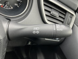 操作しやすい位置に配置され、直感的に操作できます。スムーズな車線変更をサポートし、安全運転に貢献します。