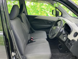 運転席からの視界は広く、運転操作もスムーズに行えます。シートの座り心地も良く、長距離運転でも疲れにくいのが魅力です。