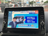 画面でテレビ番組を視聴できる装備を備えています。停車中の休憩時間などに映像を楽しめるので、待ち時間も車内で過ごしやすくなります。ご利用の際は安全な場所に停車してください。