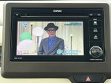 画面にテレビ番組が表示され、停車中に映像やテレビを視聴したい場面で活用できます。画面の表示内容も見やすく、待ち時間を過ごす際に便利な装備です。