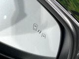 【ブラインドスポットモニター】走行中、ドアミラーの死角になりやすい箇所に後続車が接近するとサイドミラーのレンズに警告を表示!ドライバーに注意喚起をしてくれます。