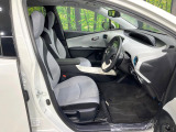 運転席まわりには十分なスペースがあり、大柄な方でもゆったり運転していただける環境です。