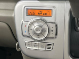 【オートエアコン】一度お好みの温度に設定すれば、車内の温度を検知し風量や温度を自動で調整。暑い&hellip;寒い&hellip;と何度もスイッチ操作をする必要はありません。快適な車内空間には必須の機能ですね♪