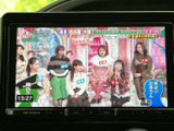 停車中にTVを楽しむことができ、待ち時間も快適に過ごせます。家族や友人と一緒に、旅の思い出を共有するのも良いでしょう。