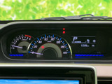 速度計や各種表示が運転席正面にまとまり、走行に必要な情報を目で追いやすいレイアウトです。表示が見やすく、日々の運転時に確認しやすいメーター廻りとなっています。