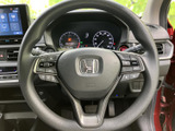 手元に複数のスイッチを備え、運転姿勢を保ちながら各種機能にアクセスしやすい配置です。メーターの視認性も確保され、毎日の運転を快適にサポートします。