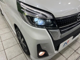 【LEDヘッドライト】悪天候や夜間走行時も良好な視界を確保し安心して運転できる高輝度LEDヘッドライトを装備!点灯速度が早く、消費電力も抑えられています。
