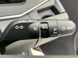 手の届きやすい位置にレバーを配置し、スムーズな操作で安全運転をサポートします。日常の運転をより快適にします。