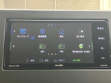 お気に入りの音楽を車内で手軽に楽しめます。様々な音源に対応し、快適なドライブをサポートします。使いやすさも魅力です。