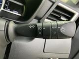 操作感の良いウインカーレバーで、スムーズな車線変更をサポート。安全運転を意識したデザインです。