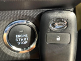 【キーフリーシステム】カバンやポケットに入れたままでもドアの施錠・解錠が可能なスマートキーを装備。エンジンのオン・オフ時もカギを取り出す必要が無いからとっても便利です♪