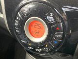 【オートエアコン】一度お好みの温度に設定すれば、車内の温度を検知し風量や温度を自動で調整。暑い&hellip;寒い&hellip;と何度もスイッチ操作をする必要はありません。快適な車内空間には必須の機能ですね♪