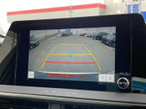 後方の映像とガイドラインを画面で確認でき、駐車時の周囲確認をサポートします。車両後方の状況を把握しやすく、狭い場所での車庫入れや切り返しにも心強い装備です。