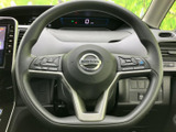 握りやすいステアリングは、運転操作をスムーズに行えます。オーディオやハンズフリー通話など、便利な機能も搭載されています。