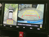 後方確認をサポートするバックモニター。狭い場所での駐車や車両の接近を知らせ、安全な運転を支援します。運転に自信がない方にもおすすめです。