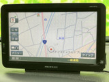 周辺道路や現在地付近の案内が見やすくまとめられ、縮尺表示やメニューも画面内に配置されています。目的地や周辺の道を確認しながら、日々のお出かけに活用いただける装備です。