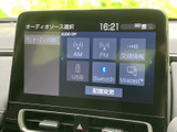鮮明な画面表示で、ナビゲーションやオーディオの操作が視認性に優れています。直感的な操作で、快適なドライブをサポートします。