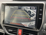 後方の様子を画面で確認でき、ガイド線も表示されるため、駐車時の位置合わせをサポートします。周囲を目視で確かめながら後退する際に、便利に活用できる装備です。