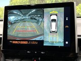 【パノラミックビューモニター】専用のカメラにより、上から見下ろしたような視点で360度クルマの周囲を確認することができます☆死角部分も確認しやすく、狭い場所での切り返しや駐車もスムーズに行えます。