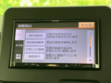 目的地設定や周辺施設の検索など、ナビのメニューが画面に整理されており、行き先の確認や登録に活用できます。項目名が表示されるため、必要な案内を選びやすく、日々の移動をサポートします。