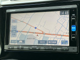 地図が画面いっぱいに表示され、道路や現在地を見比べながら目的地までの道順を確認できます。表示切替や縮尺の操作も画面脇にまとまり、案内を使いたい時に便利です。