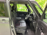 ゆったりとした座席と見通しのよい運転席まわりで、乗り降り後も落ち着いて過ごせます。窓から自然光が入り、前方や周囲を確認しやすい視界も魅力。毎日の移動を快適に支える空間です。