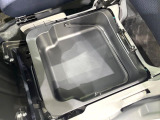 【シートアンダーボックス】シートの下に大容量の収納スペースが備わっており、靴や洗車グッズなど、外から見られたくないものをすっきり収納できて便利!