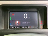 速度やシフト位置、燃料残量などの情報が一画面にまとめられ、運転中にも確認しやすい表示です。ドアの開閉状態や外気温も把握でき、日常の運転に必要な情報を見渡しやすくまとめています。