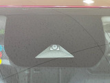 【踏み間違い防止アシスト】駐車時などの低速走行時にアクセルとブレーキを間違え、壁や車などとの衝突の恐れがある場合にブレーキを作動させ衝突回避をサポート。うっかり事故の予防に役立ちます!