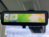 ルームミラーに組み込まれた画面で、車両後方や周囲の映像を確認できます。ミラーを見る位置で映像情報も確認しやすく、駐車時など周辺の状況を把握したい場面で便利にお使いいただけます。