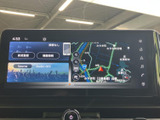 高精細なディスプレイが、運転に必要な情報を分かりやすく表示。快適なドライブをサポートするだけでなく、車内空間をモダンに演出します。