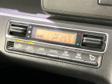 【オートエアコン】一度お好みの温度に設定すれば、車内の温度を検知し風量や温度を自動で調整。暑い&hellip;寒い&hellip;と何度もスイッチ操作をする必要はありません。快適な車内空間には必須の機能ですね♪