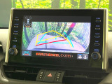 【バックカメラ】駐車時に後方がリアルタイム映像で確認できます。大型商業施設や立体駐車場での駐車時や、夜間のバック時に大活躍!運転スキルに関わらず、今や必須となった装備のひとつです!
