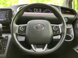 ステアリングには複数のスイッチが備わり、運転姿勢を保ちながら各種機能を操作できます。手元に操作部がまとまっているため、視線を大きく移さずに使いやすく、日常の運転を快適にサポートします。
